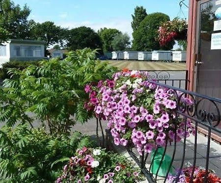 Copthorne Caravans Hotel Merston Exterior foto