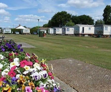 Copthorne Caravans Hotel Merston Exterior foto