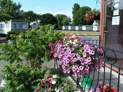 Copthorne Caravans Hotel Merston Exterior foto