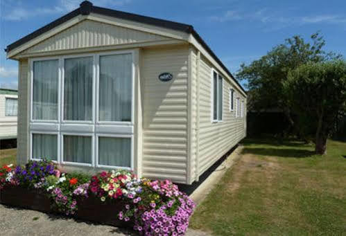 Copthorne Caravans Hotel Merston Exterior foto
