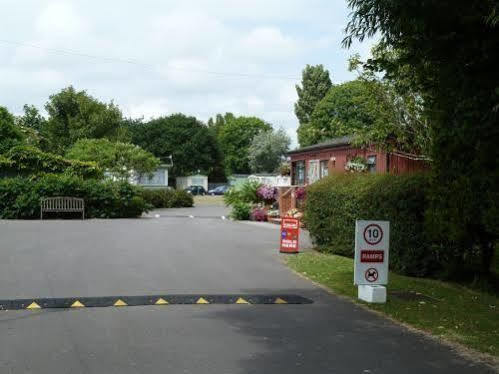 Copthorne Caravans Hotel Merston Exterior foto