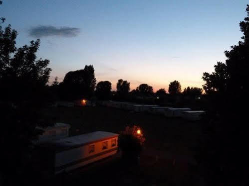 Copthorne Caravans Hotel Merston Exterior foto